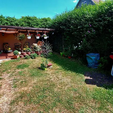 Apartment Rummy's Mit Garten